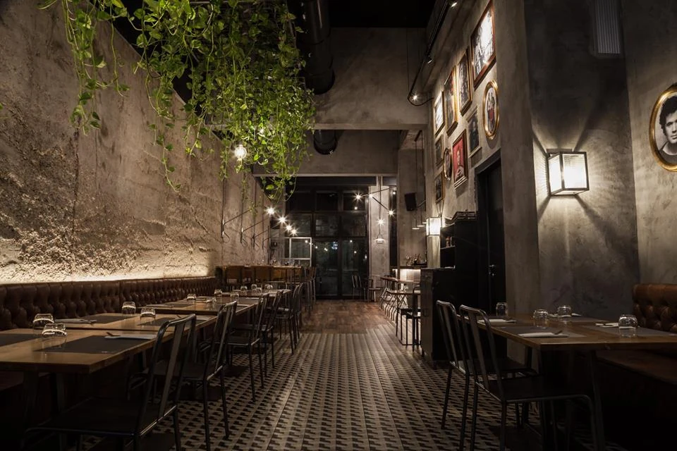 Gli spazi di un ristorante dopo l’intervento.
